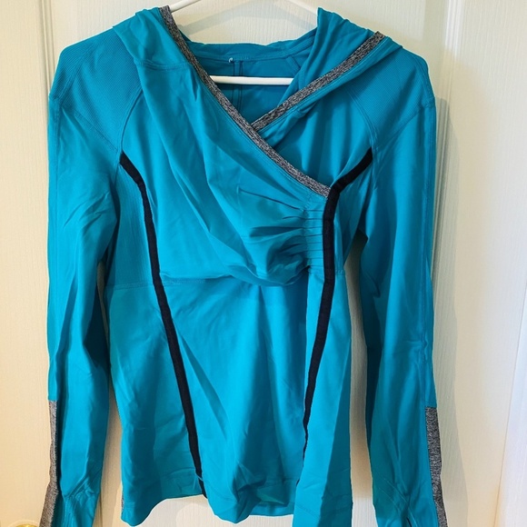 Lululemon Long-Sleeved Top with Hood - Great for Running/Hiking - Picture 2 of 4